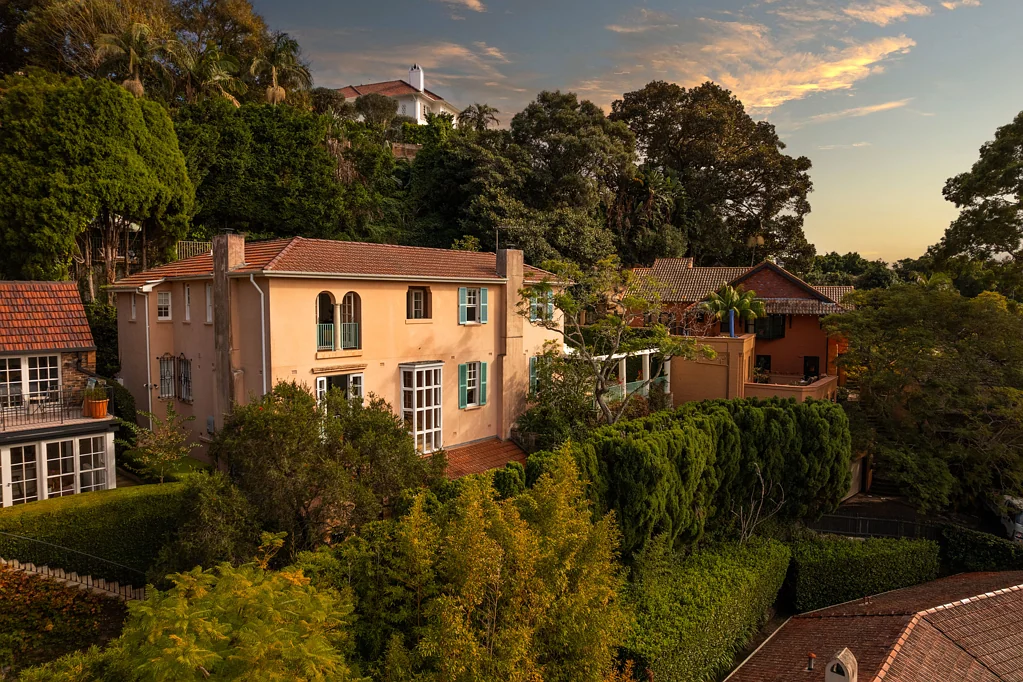 Woollahra 6房 Woollahra山丘壮景 1081平米珍稀土地 Wilkinson建筑杰作 法式窗框山谷景 Wolf Miele顶级厨电 私密奢华主卧套 双车库EV充电 A Landmark Wilkinson Residence of Rare Elegance