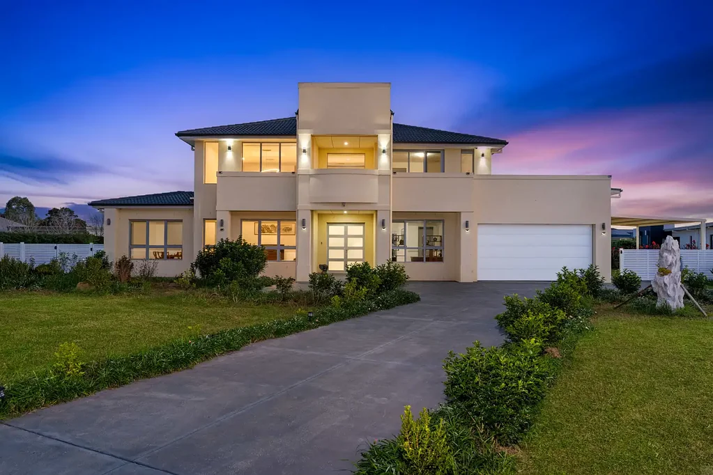 Luddenham 8Zimmer Exceptional Scale Home with Space for Every Generation