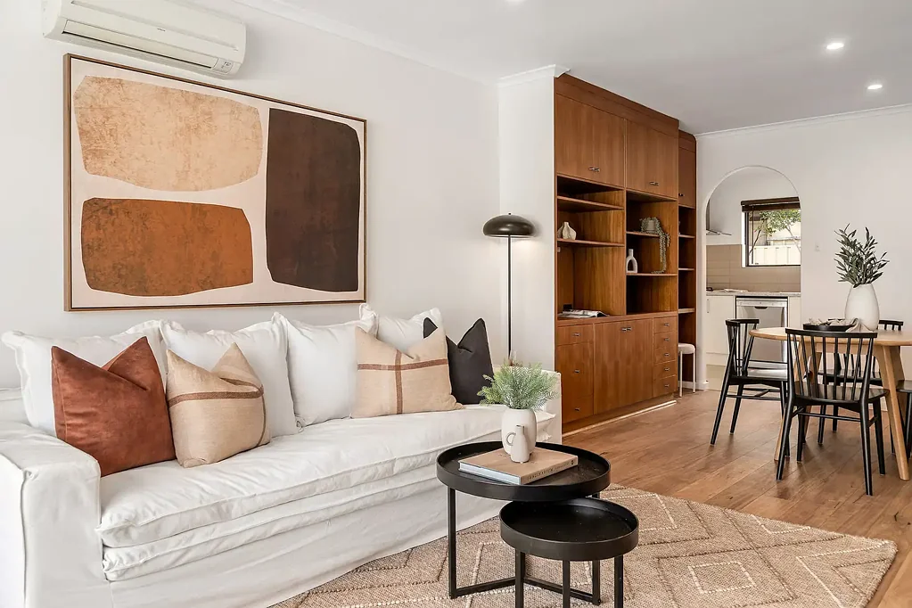 Glenelg North 2ਬੈੱਡਰੂਮ Charming Two-Bedroom Unit with Courtyards & Garage in Glenelg North