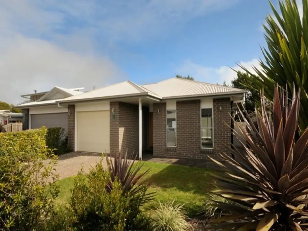 Spacious Three Bedroom house - Walk to Shops and Schools