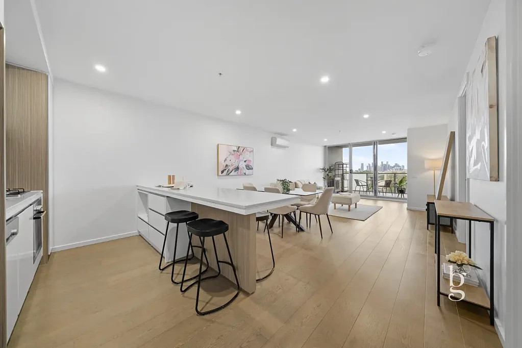 Footscray 3chambre Spacious Apartment, Inner Urban Lifestyle with City Views!