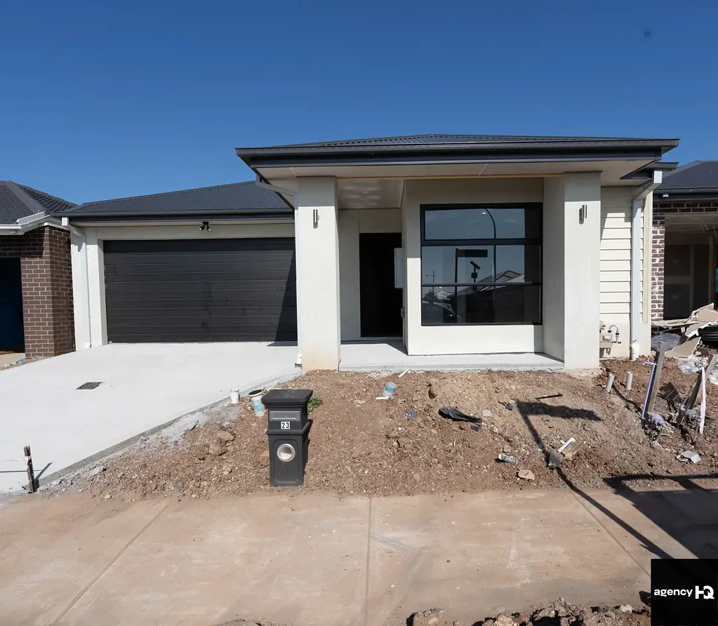 Brand New  Family Living in Tarneit close to Riverdale shopping and Riverdale North Primary School
