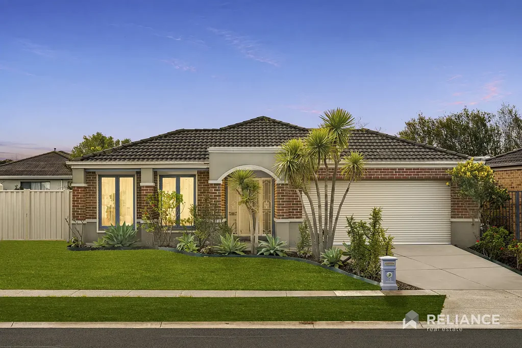 Point Cook 4Moenga Lincoln Heath Estate Living / Alamanda School Zone / Rare Wide-Side Entrance on 578m2 Block / Exceptional Family Space