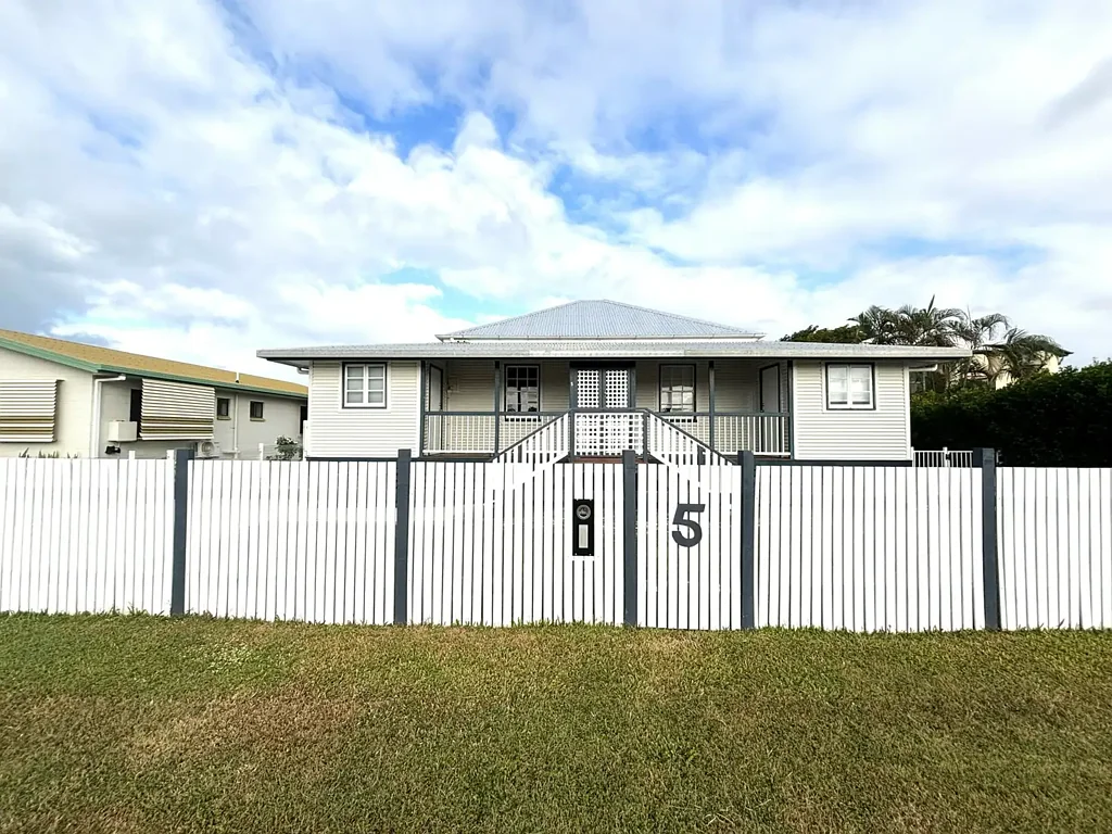 Entertainer�s Queenslander with Pool, Spa & Massive Shed in