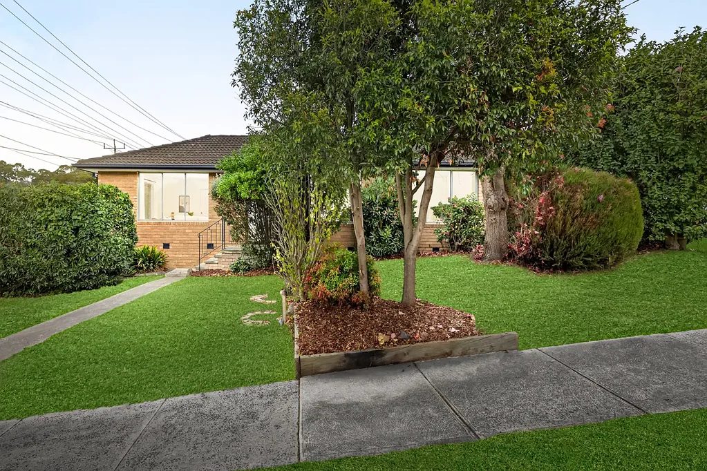 Macleod 3房  Renovated Family Living on a Generous Corner Allotment