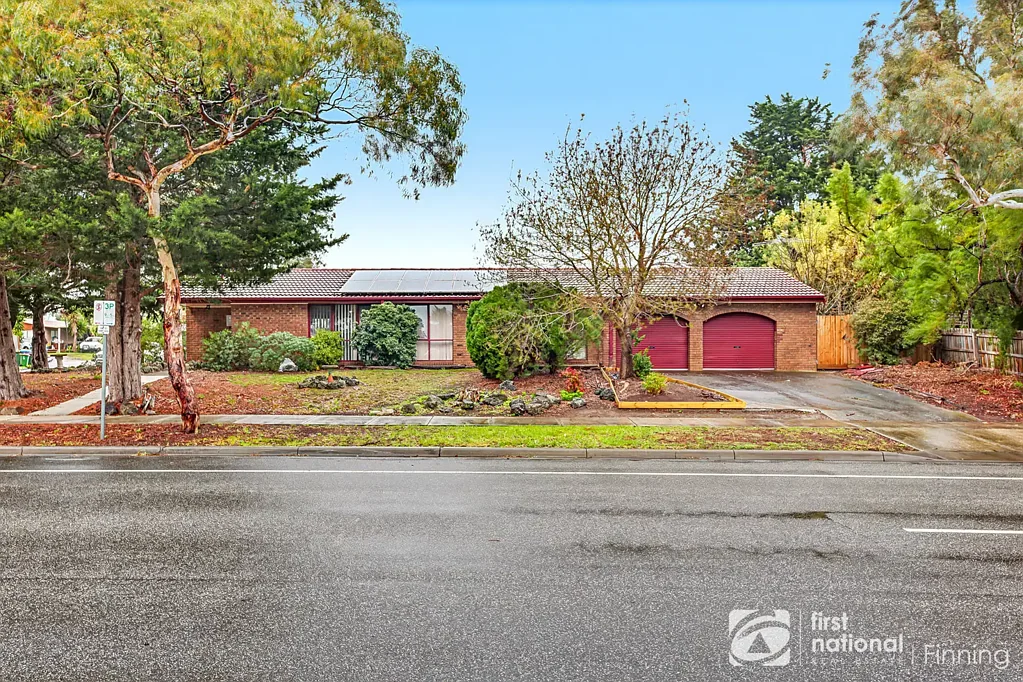 Cranbourne North 3ห้องนอน 734m² Block with Huge Potential - Walk to Merinda Park Station!