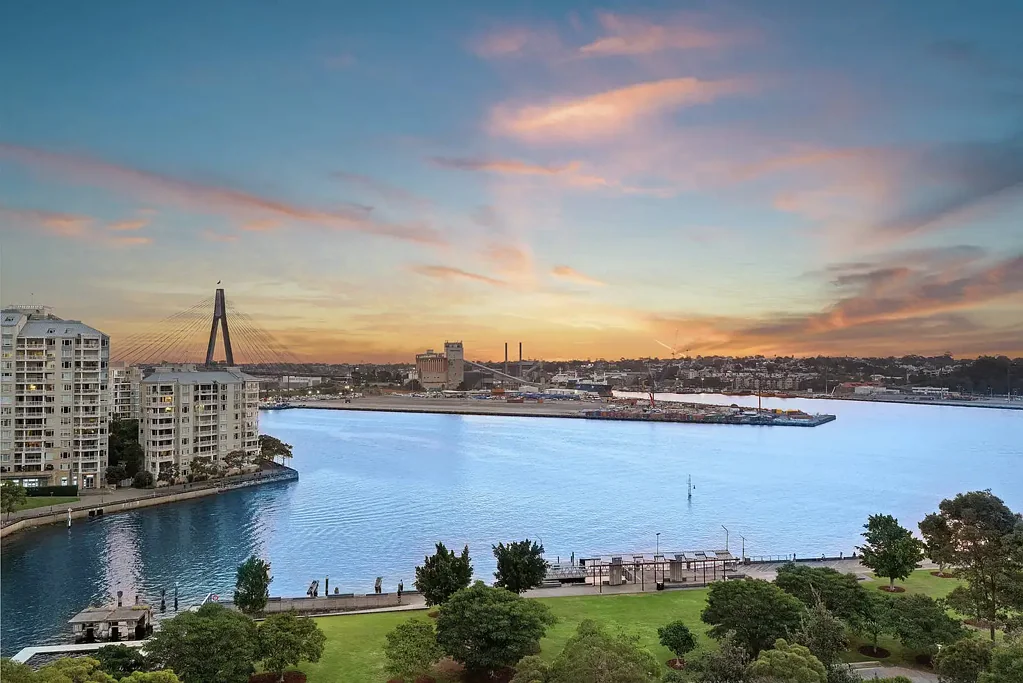 Pyrmont 3房 七楼宽敞公寓 235㎡西北朝向 海港景观 充足采光 三卧两卫 两车位 储物空间 水岸区公园环绕 Oversized ‘Quay Point’ sub-penthouse with elevated outlook
