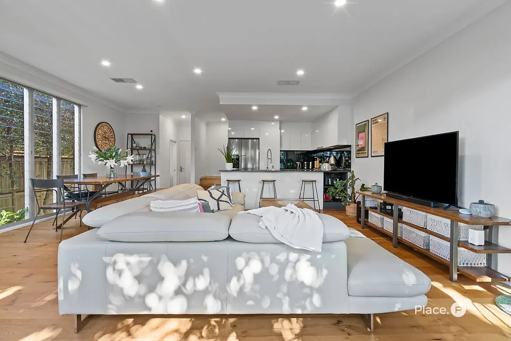 West End 3 Slaapkamer A Rare Lifestyle Opportunity in One of West End's Most Tightly Held Pockets