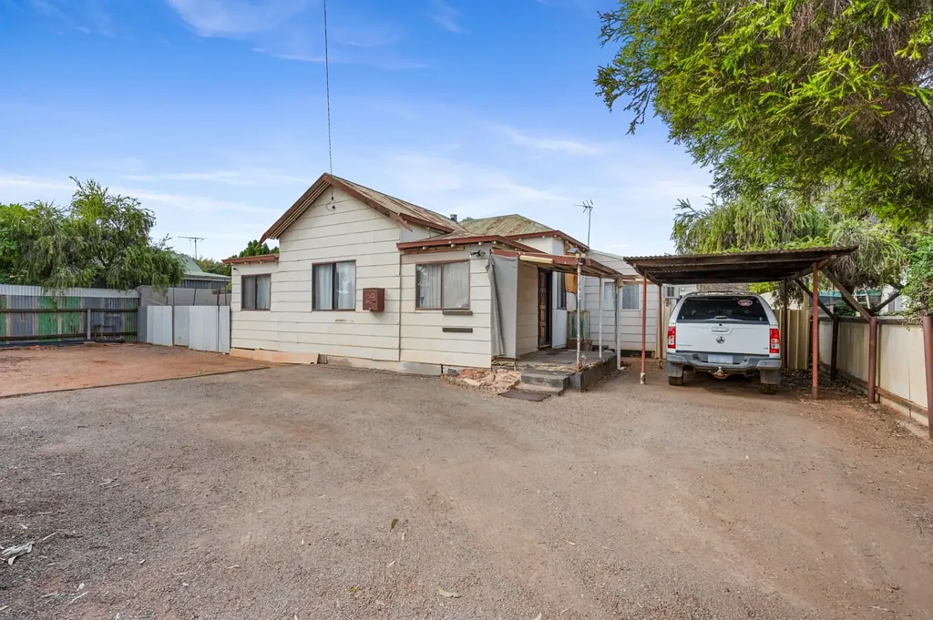 South Kalgoorlie 3Moenga Spacious family home awaits a new family in South Kalgoorlie!