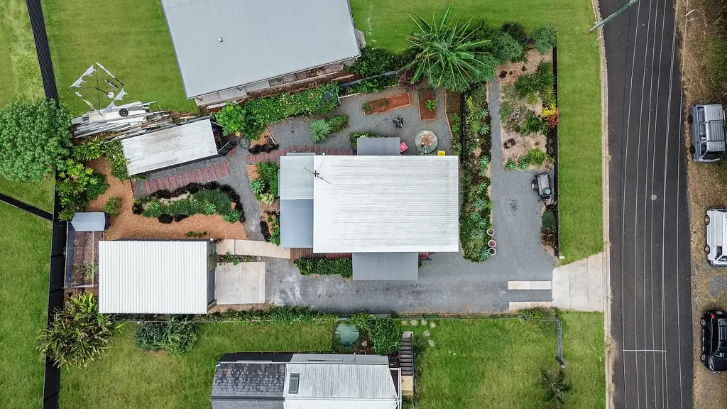 Macleay Island 1 Slaapkamer Tastefully Finished Island Retreat – Elevated, Near-New & Move-In Ready! - Veggie gardens fully established