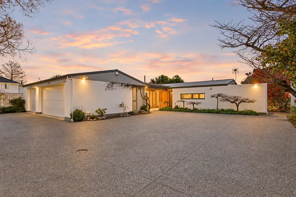 Bryndwr 4Zimmer Mid-Century Mastery!