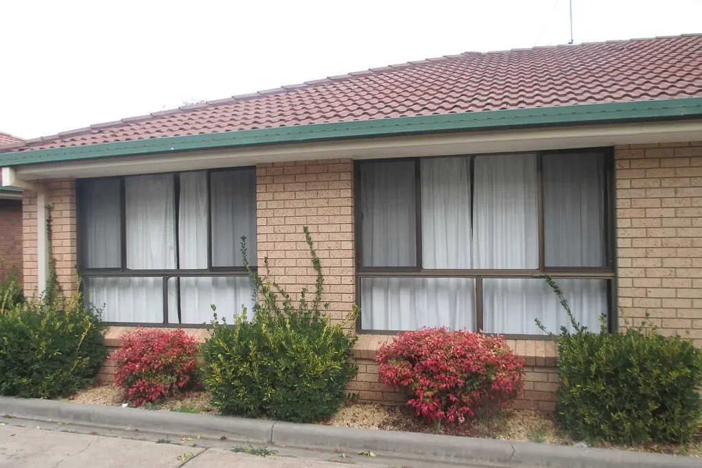 SUNNY AND SPACIOUS 2 BEDROOM UNIT