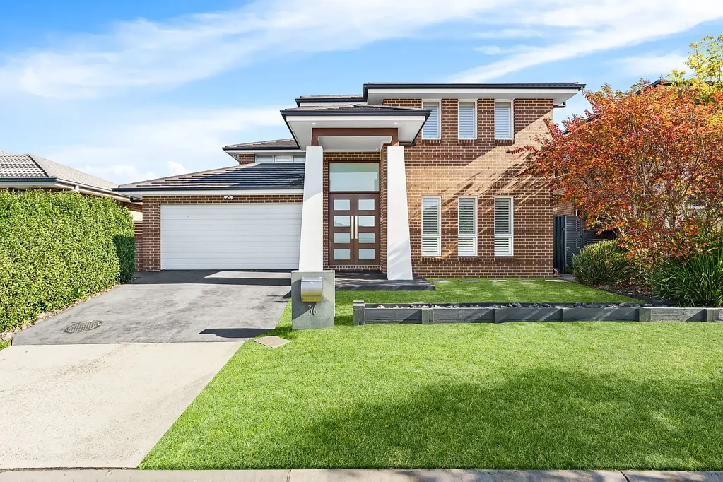 Oran Park 5બેડરૂમ High-Spec, 35 square Eden Brae built family home on a sizeable 450sqm block. Close proximity to parks, schools and shops - Enquire now!
