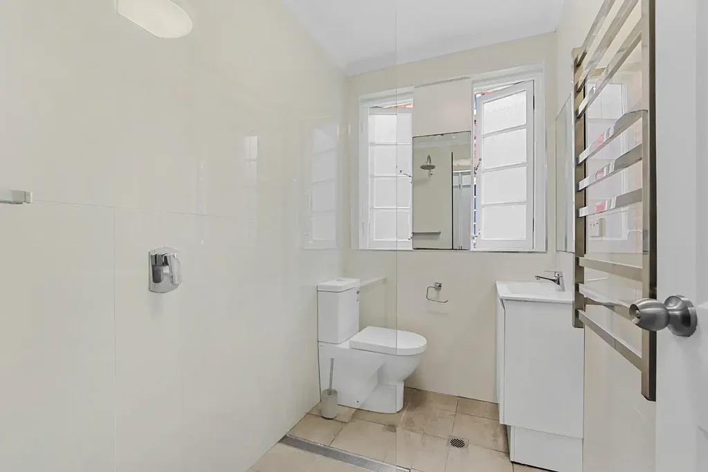 Well Presented, Beach-Side Two Bedroom Apartment!