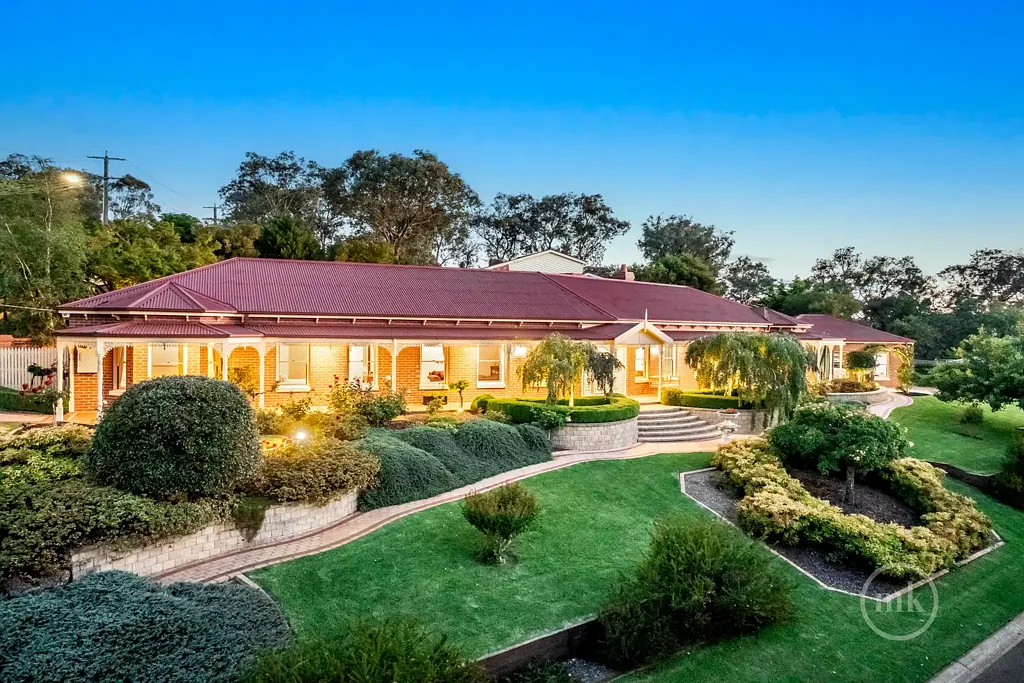 Research 4房 精心维护花园 1341平米 宏伟规模 优雅空间 高端设备 AEG烤箱 石板地板 管道冷暖 便捷学区 娱乐近便 Single-Level Family Home Set Amid a Pristine Garden Oasis