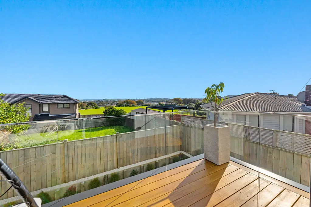Pakuranga Heights 3房  Nearly new family home with stunning views