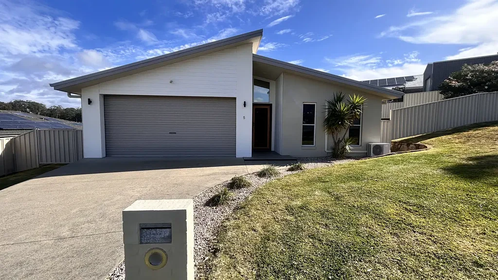 Coastal Family Living in Sought-After Safety Beach