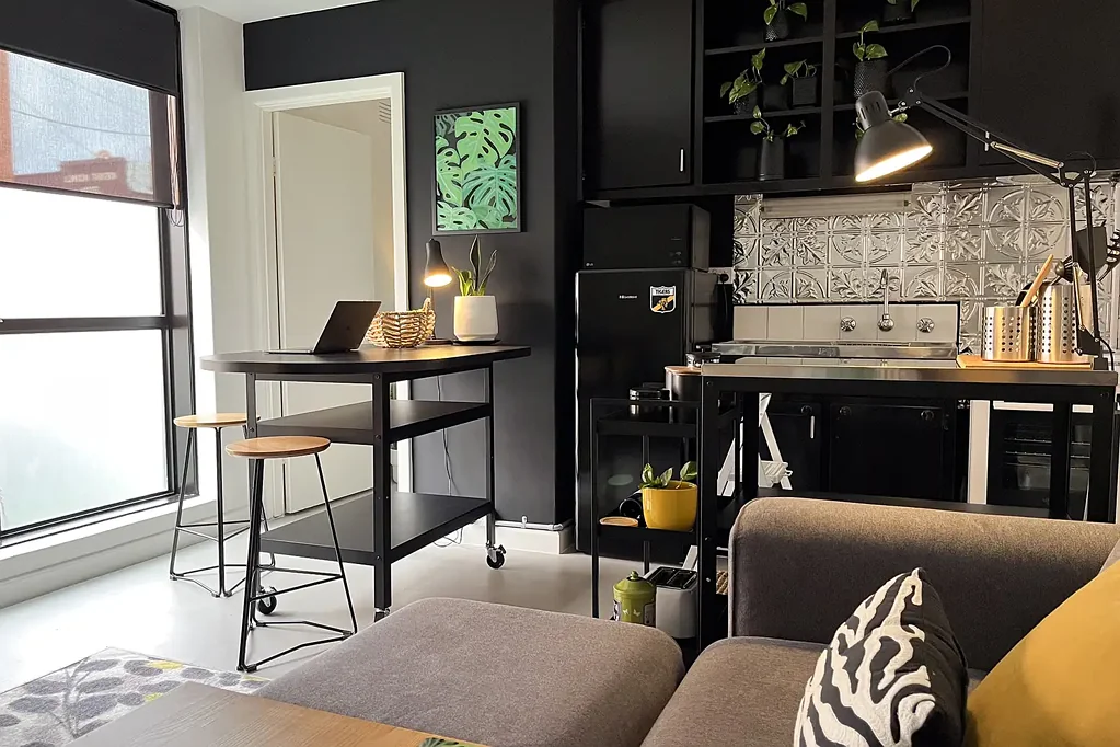 Light-filled furnished apartment in a prime location