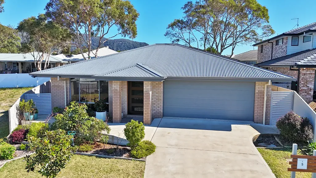 Dunbogan 3 Bedroom Coastal Living with Mountain Views