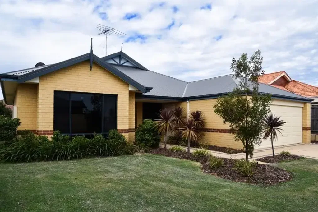 Halls Head 4房  View this 4 bed x 2 bath quality home in a peaceful Ocean beach & Estuary location.  Located in the Nations top Gold level Tourism Town Mandurah