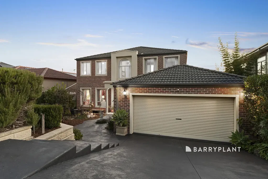 Narre Warren North 6房 热门区域 优越位置 双层住宅 空间灵活 户型多样 高挑天花板 精心细节 室内奢华 客厅餐厅连通 美景入室 一楼客房带独卫 楼上主卧套房超大 步入式衣帽间 独立卫浴 双居住区设计 低维护后院 私人SPA 阳台景观 中央暖气 分体空调 车库入户 步行上学 生活便利 The Perfect Family Home with Dual Living