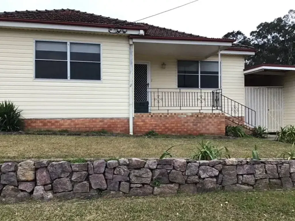 Charming 3-Bedroom Home with Stunning Views in Gloucester