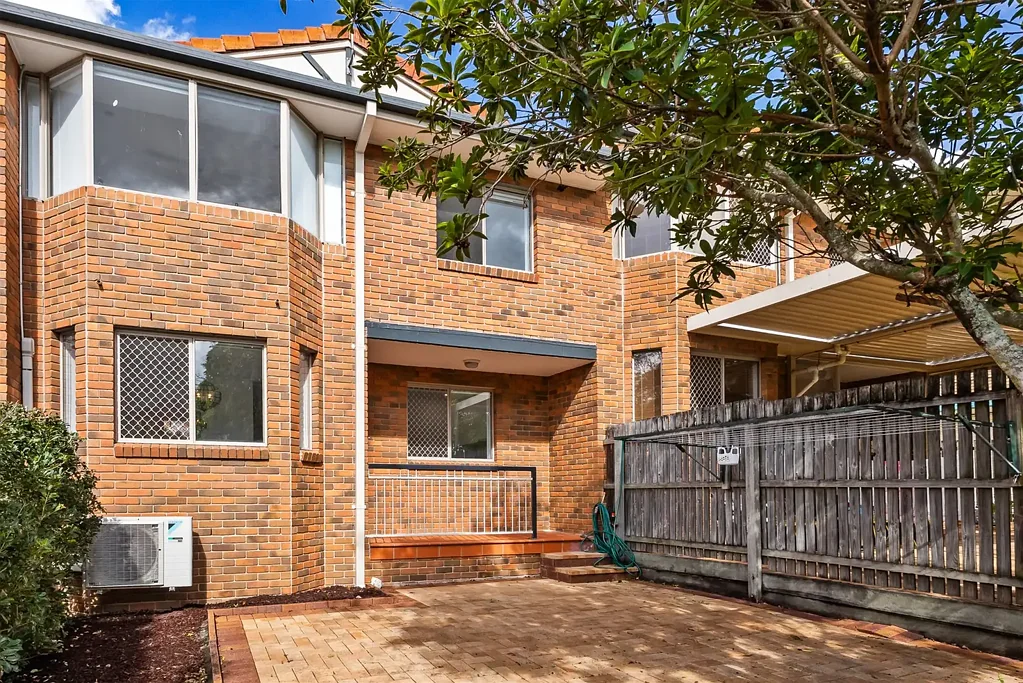 Coorparoo 3ห้องนอน Beautifully Updated Townhouse in Central Coorparoo
