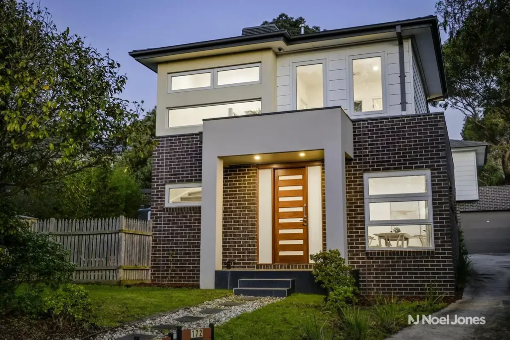 Ringwood East 3房 全新建造 精美装修 宽敞比例 低维护 私密庭院 欧洲电器 自然采光 优质学校 便利交通 优雅奢居 Contemporary Comfort in a Connected Ringwood East Setting
