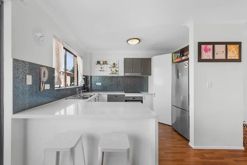 Moorooka 2房 低管理费单元房 开放式起居用餐区 私人阳台 自然光充沛 专用停车位 交通便利 STUNNING TWO BEDROOM UNIT THAT OFFERS STYLE AND CONVENIENCE