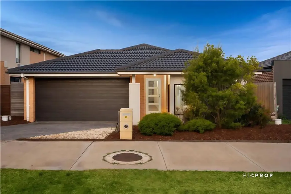Spacious & Light-Filled Family Home in Prime Point Cook Location