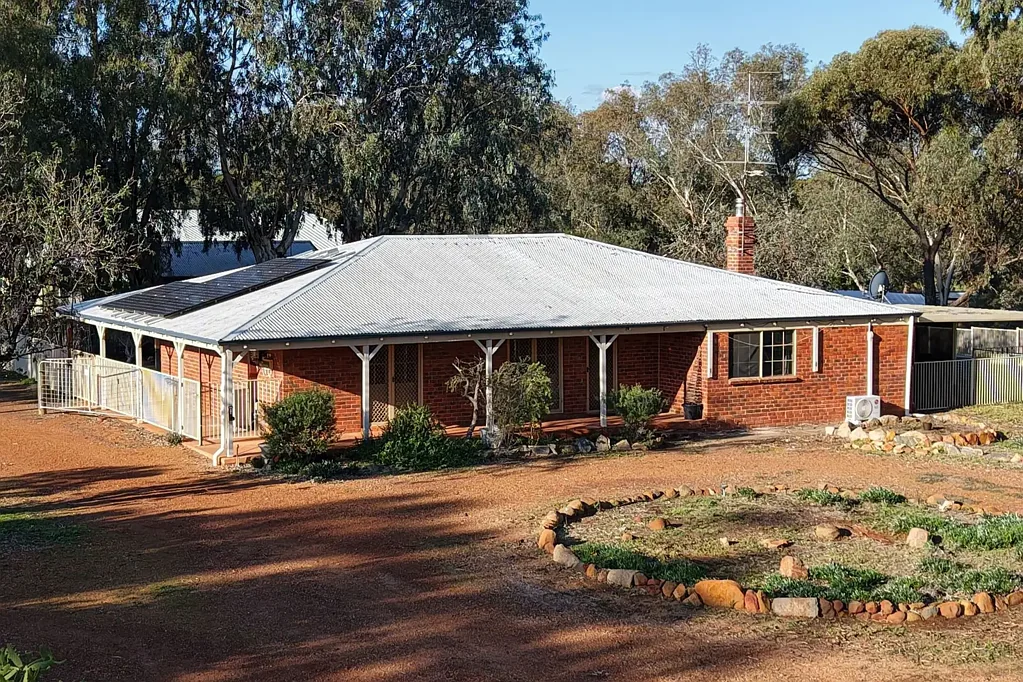 York 3Moenga Spacious Family Living on Over an Acre