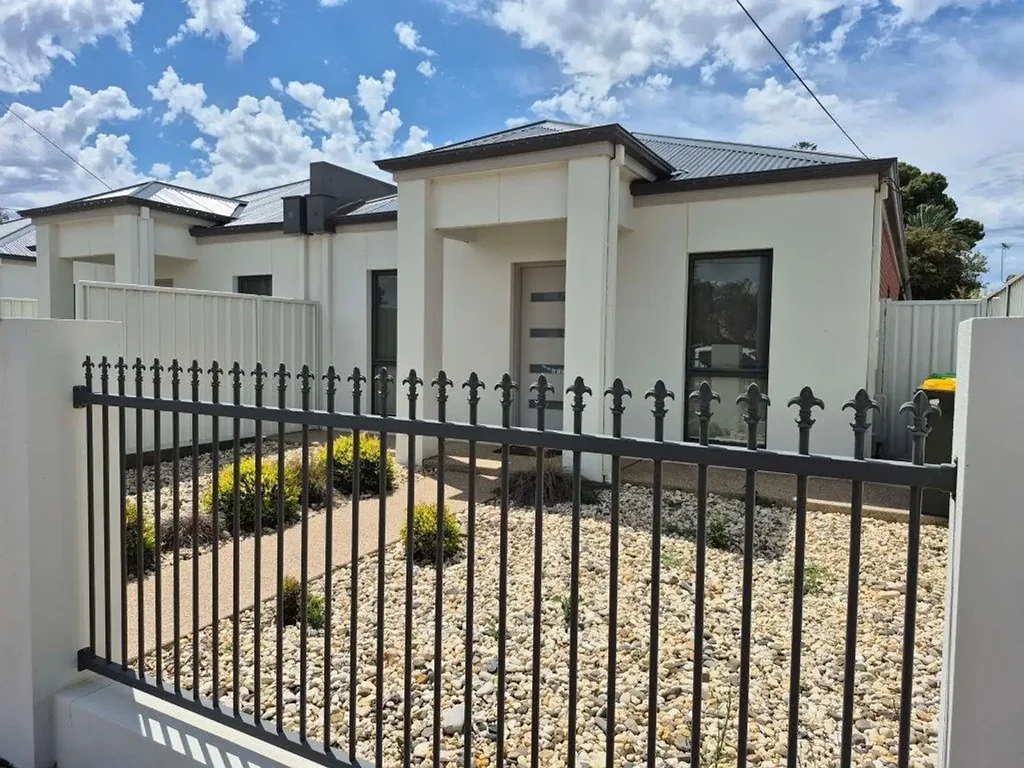 Fully Furnished Executive 3BR Townhouse in the Heart of Mildura