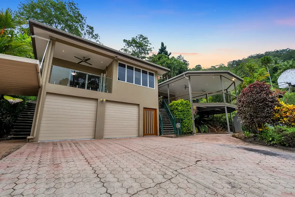 Mooroobool 4房  Elevated Family Home That Ticks All The Boxes