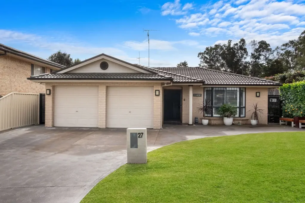 LOOKING FOR A SPACIOUS, MODERN HOME?