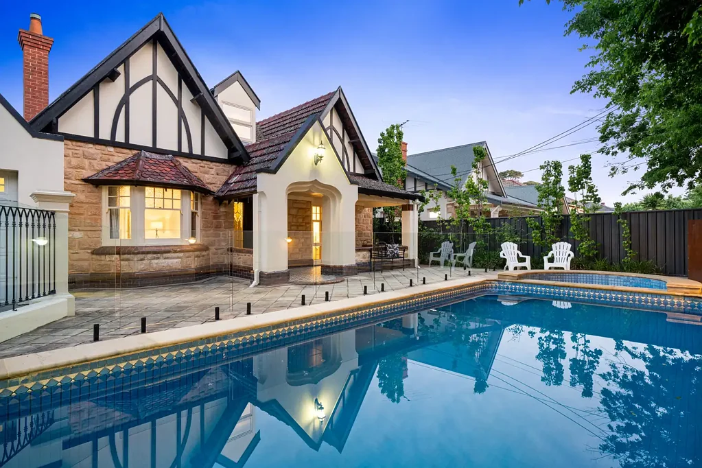 Lockleys 5غرفة نوم Character Tudor Family Residence in Prestigious Lockleys Avenue!