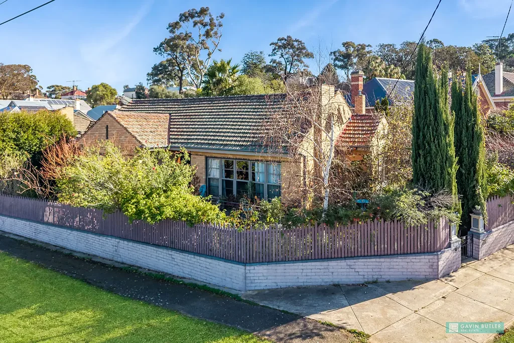 Quarry Hill 3房  Classic cream bricker in prestigious Quarry Hill!