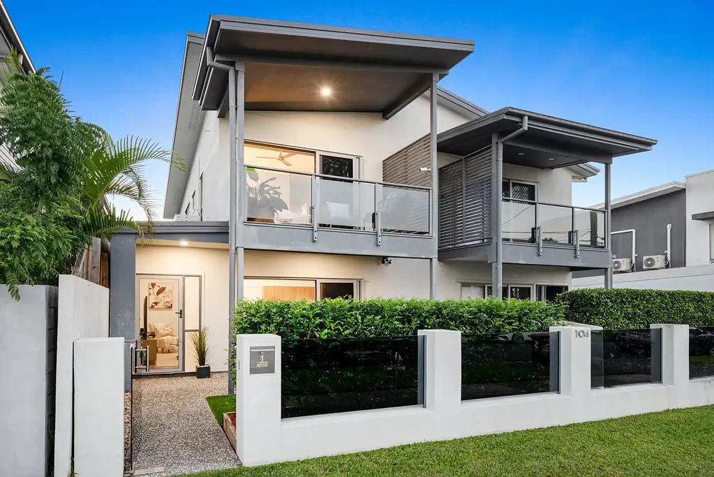 Carina 3ห้องนอน Elevated townhouse living with prized street frontage, in a boutique block of only four