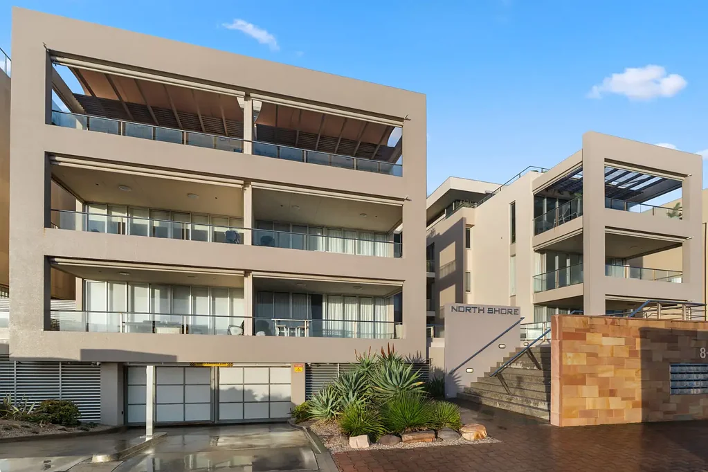 Glenelg North 3房  Marina views, coastal ease, and room to truly unwind…