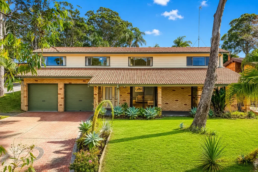 Saratoga 5कमरा Versatile Family Home with Studio & Poolside Entertaining