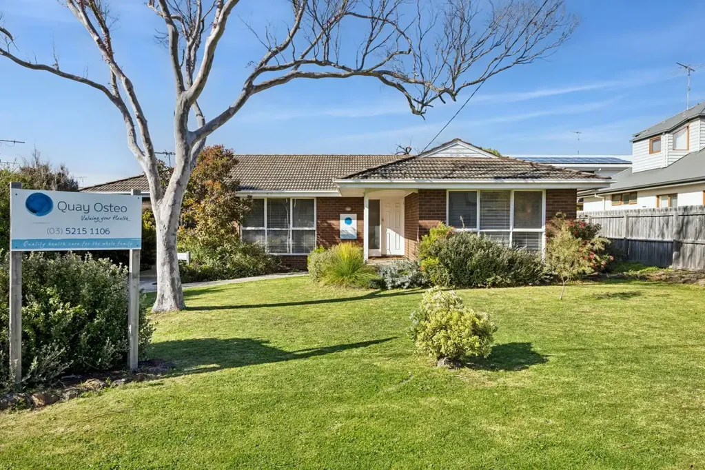Torquay 3બેડરૂમ PRIME OLD TORQUAY OPPORTUNITY – NEAT 3 BEDROOM HOME WITH COMMERCIAL LEASE