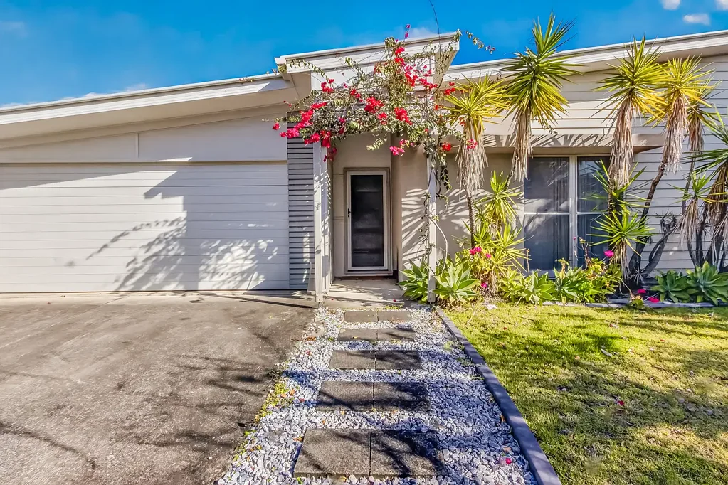 Casuarina 3Kwarto Beachside Home on Generous 627m² Corner Block