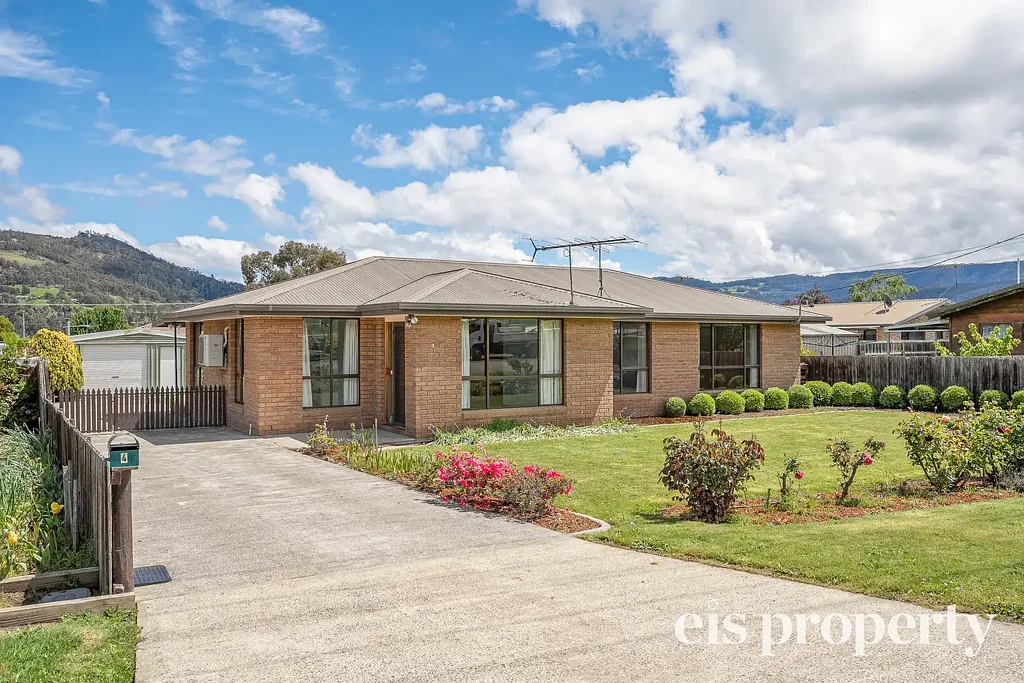 Huonville 3房  Superb Level Property with Garage and All-Day Sun