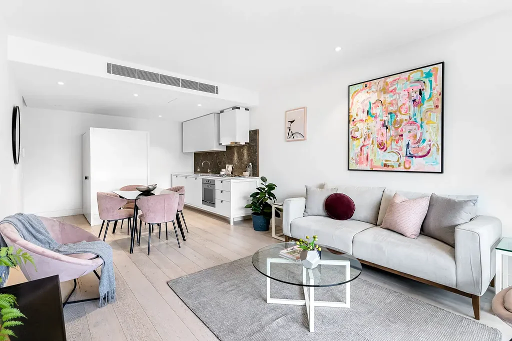 Contemporary North East Facing Residence With Large Balcony - Eve