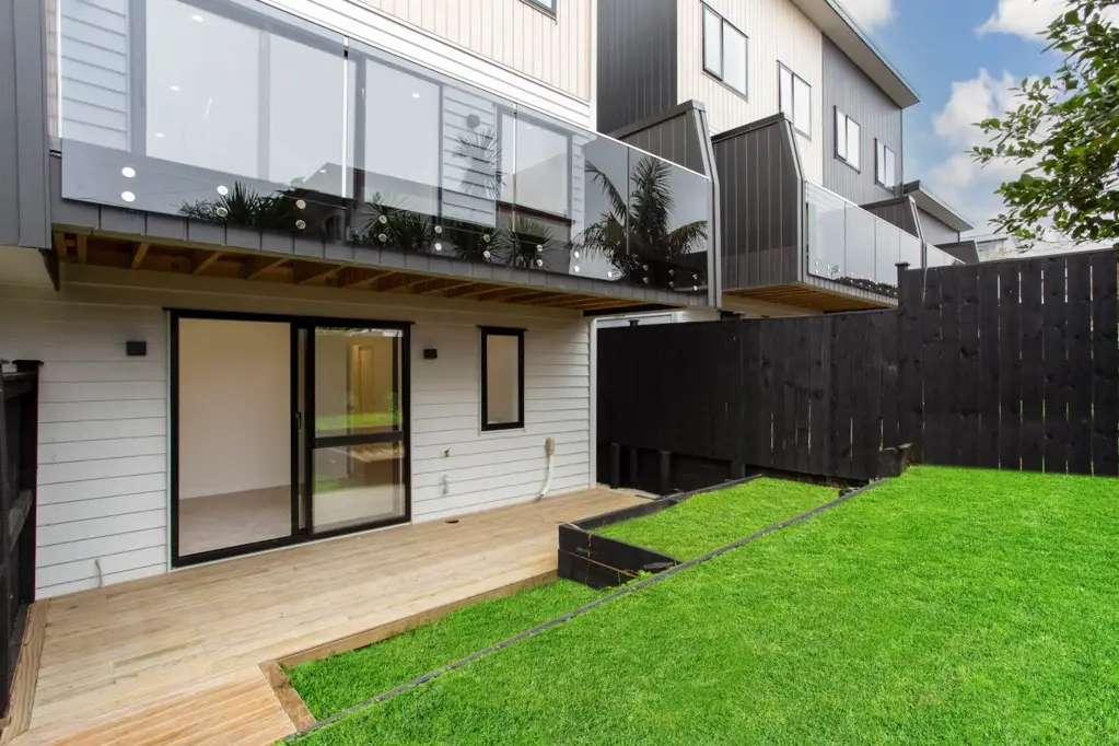 New Lynn 4房  Brand New with Granny Potential. New Lynn Central