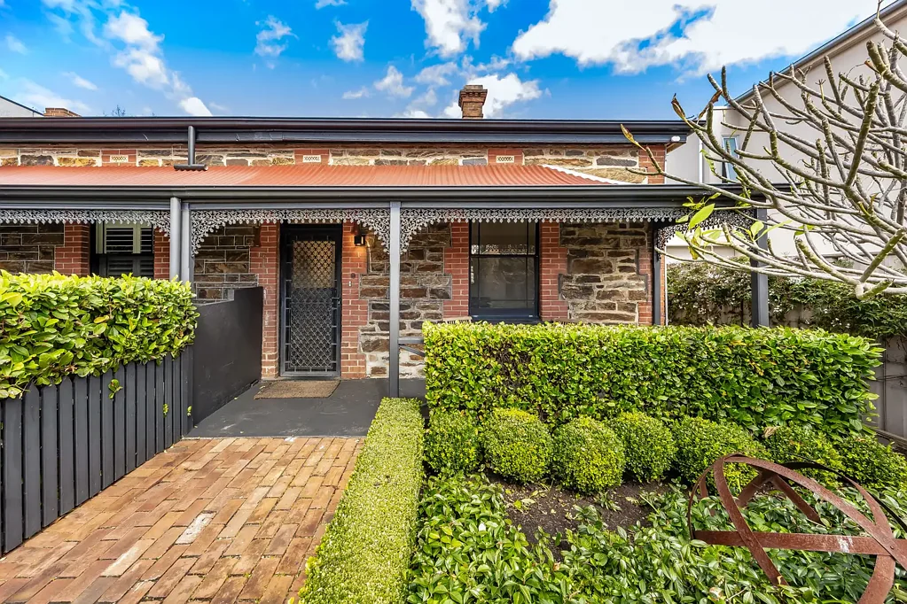 Norwood 2 Slaapkamer Nostalgic Bluestone with New-World Style and Valuable Rear-Lane Access