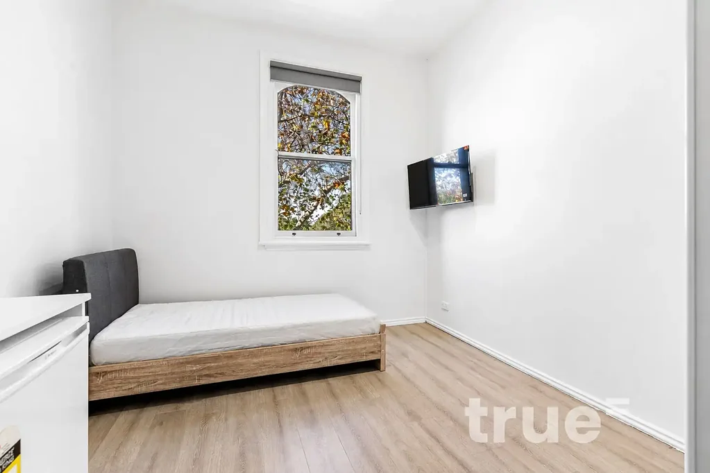 RECENTLY RENOVATED & FURNISHED ROOM