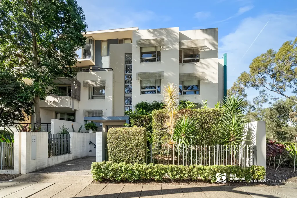 Newington 3 Bedroom Sun drenched Apartment With Water Views
