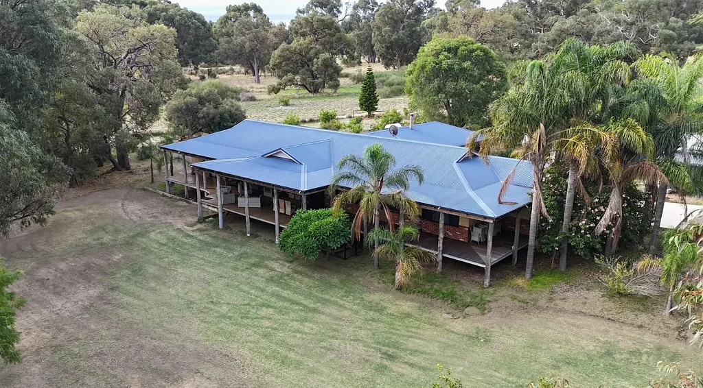 Karnup 5房  Elevated Family Retreat on 5 Acres with Massive Workshop in Karnup