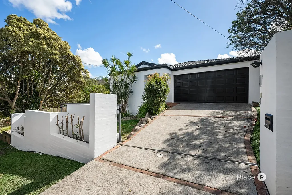 Cannon Hill 4 Slaapkamer Recently Renovated Lowset Home on Expansive, North-Facing 607m2 Allotment