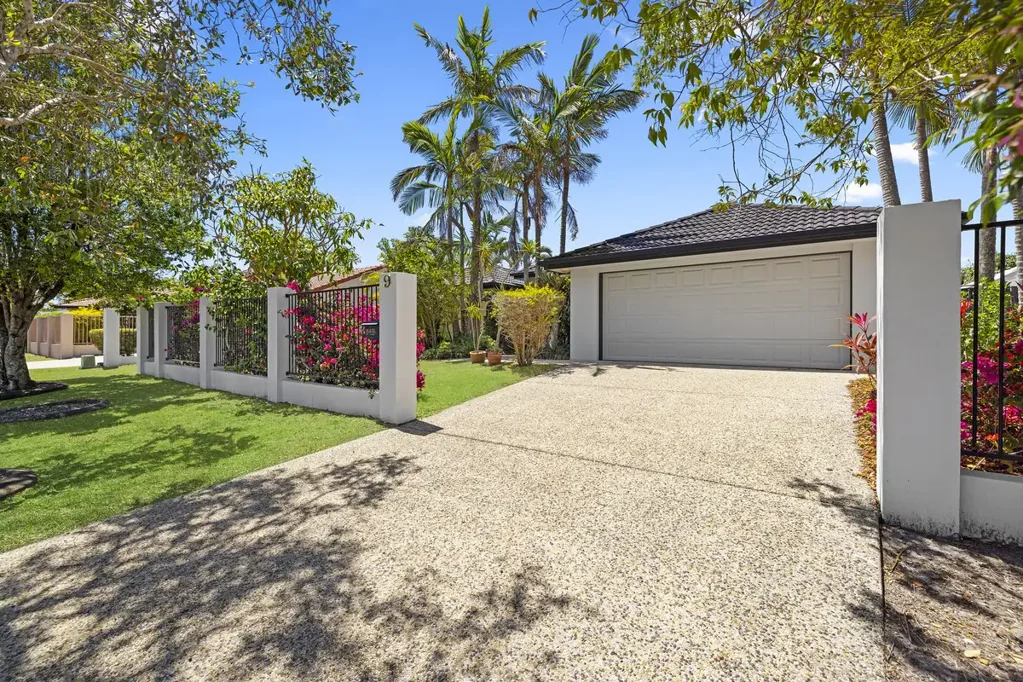 PRIME POSITION IN PELICAN WATERS!